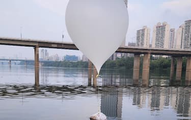 epa11398861 A handout photo made available by South Korean Joint Chiefs of Staff shows a balloon carrying garbage, presumably sent by North Korea, floating on the Han River in Seoul, South Korea, 09 June 2024.  EPA/ROK JCS / HANDOUT SOUTH KOREA OUT HANDOUT EDITORIAL USE ONLY/NO SALES HANDOUT EDITORIAL USE ONLY/NO SALES