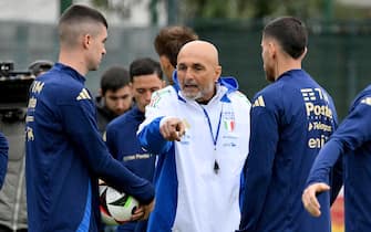 Italy's national soccer team head coach, Luciano Spalletti (C), talks with Italy's national soccer team players, Lorenzo Pellegrini (R) and Gianluca Mancini, during a training session at the ''Giulio Onesti'' training centre in Rome, Italy, 18 March 2024. ANSA/ETTORE FERRARI
