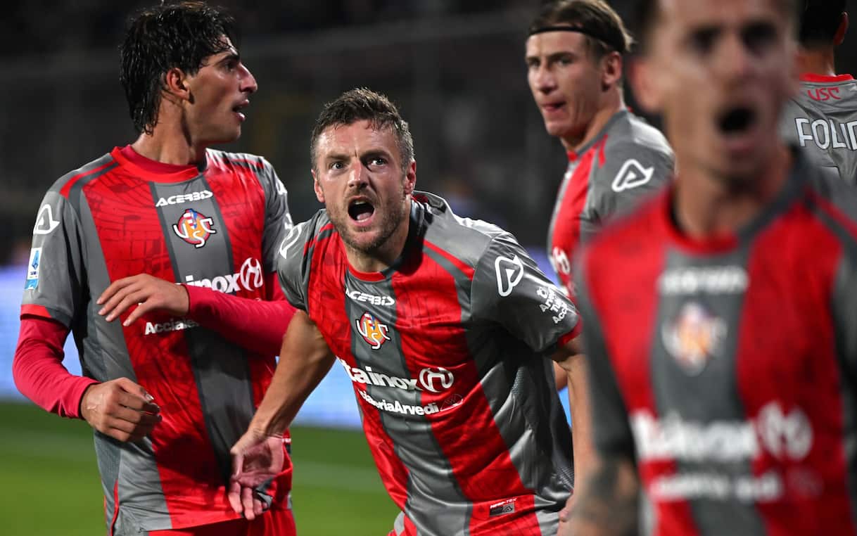 https://static.sky.it/editorialimages/75756e456addb8250c89067d590608c4298b369e/skysport/it/calcio/serie-a/video/2025/10/25/vardy-cremonese-atalanta-gol-video-1046327/vardy_getty.jpg?im=Resize,width=1218