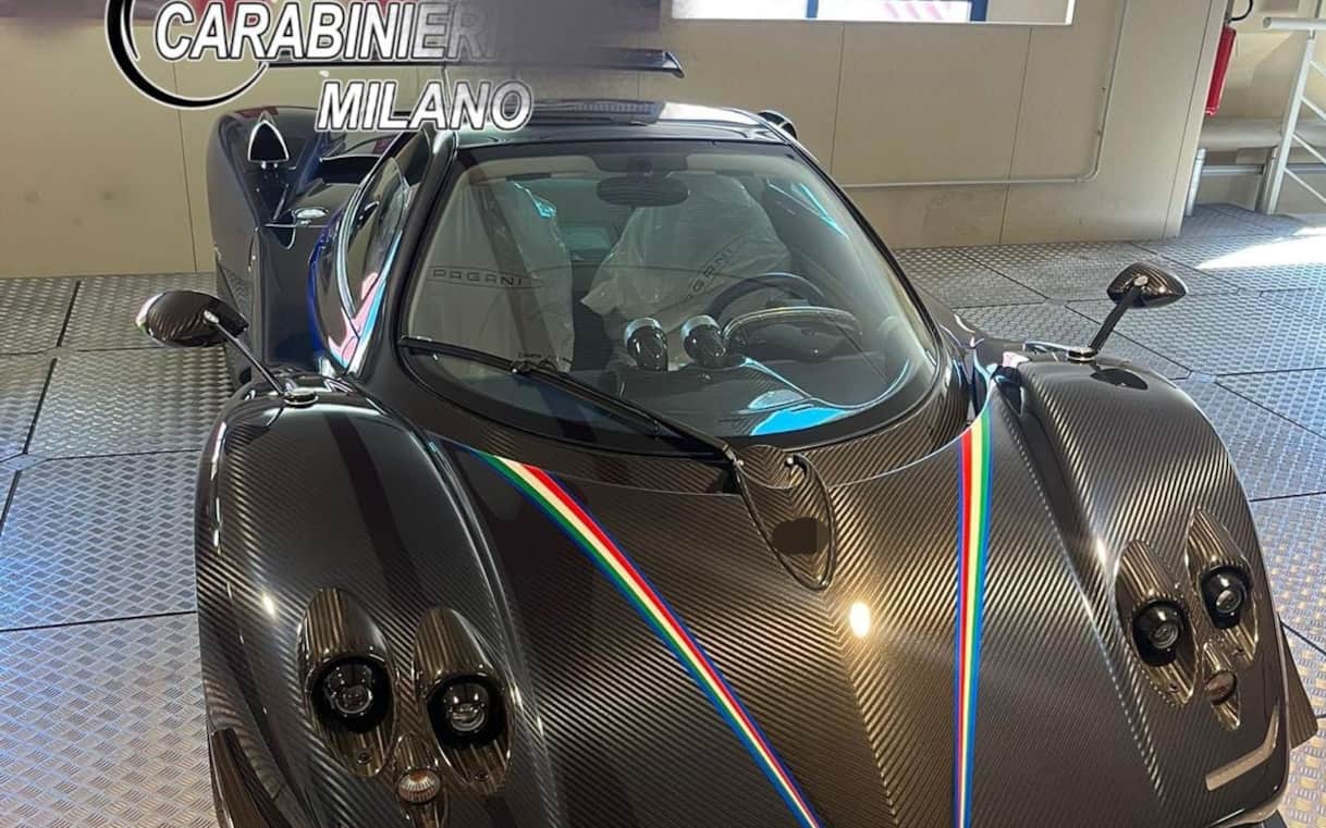 Milano, carabinieri sequestrano auto di lusso da 12 mln in un concessionario Milano, carabinieri sequestrano auto di lusso da 12 mln in un concessionario