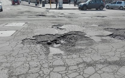 Buche in strada a Roma, la Procura apre un'indagine