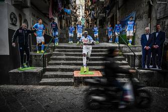 Gli undici giocatori azzurri, con al fianco il tecnico Spalletti e il presidente De Laurentiis, sagome ad altezza naturale: e' questo il nuovo segno di grande amore e attesa della città di Napoli per il sogno scudetto che è stato posto dai tifosi partenopei dei Quartieri Spagnoli sulle scale di Vico Colonne a Cariati, nel pieno dei vicoli del centro, a 50 metri da piazzetta Maradona,  Napoli 26 Febbraio  2023. ANSA/CESARE ABBATE