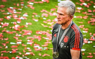 epaselect epa06731076 Bayern's head coach Jupp Heynckes leaves the pitch after the German Bundesliga soccer match between Bayern Munich and VfB Stuttgart in Munich, Germany, 12 May 2018.  EPA/PHILIPP GUELLAND (EMBARGO CONDITIONS - ATTENTION: Due to the accreditation guidlines, the DFL only permits the publication and utilisation of up to 15 pictures per match on the internet and in online media during the match.)