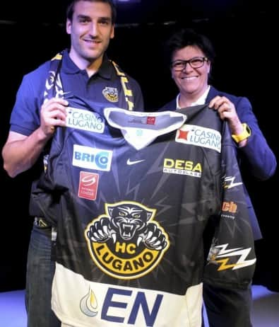 Bergeron mostra la maglia del Lugano durante la presentazione del 2012