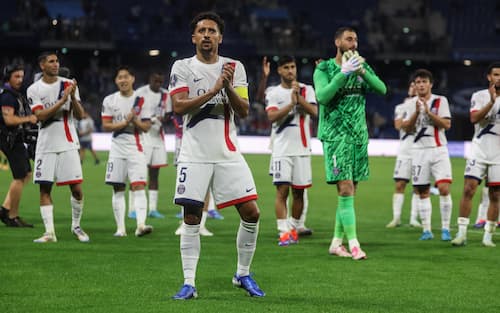 epa11552230 PSG players celebrate after winning the French Ligue 1 soccer match between Le Havre and Paris Saint Germain, in Le Havre, France, 16 August 2024.  EPA/MOHAMMED BADRA