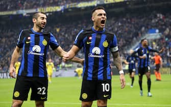 MILAN, ITALY - JANUARY 06: Lautaro Martinez of FC Internazionale celebrates scoring his team's first goal during the Serie A TIM match between FC Internazionale and Hellas Verona FC at Stadio Giuseppe Meazza on January 06, 2024 in Milan, Italy. (Photo by Marco Luzzani/Getty Images)