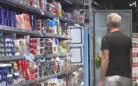 Gli isreaeliani fanno scorte di cibo nei supermercati