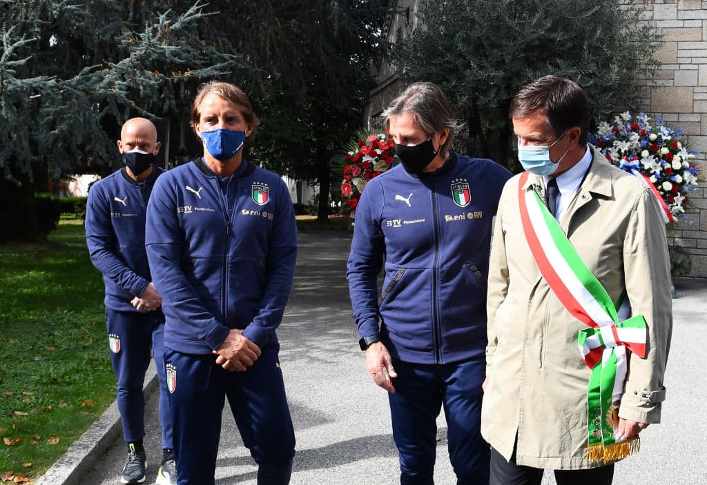 BERGAMO, ITALY - OCTOBER 14:  Mayor of Bergamo Giorgio Gori, Gabrile Oriali, Antonio Percassi, head coach Italy Roberto Mancini and Gianluca Vialli honor the Covid-19 Victims In Bergamo on October 14, 2020 in Bergamo, Italy.  (Photo by Claudio Villa/Getty Images)