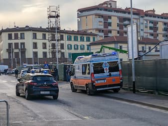 Il luogo in cui si è verificato il crollo in un cantiere a Firenze, in via Mariti, alla periferia della città, 16 febbraio 2024. Avrebbe ceduto un muro di contenimento durante la costruzione di un supermercato. 
ANSA/ LEONARDO ROSELLI