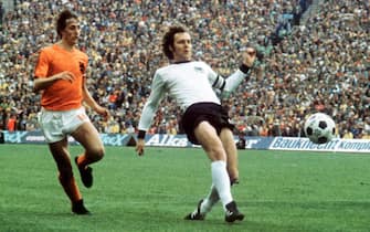 Il capitano della Germania Ovest Franz Beckenbauer (D) contrastato dal giocatore dell'Olanda, Johan Cruyff, durante la finale dei Mondiali 1974, in una immagine del 07 luglio 1974 a Monaco di Baviera.
ANSA/ARCHIVIO/DRN