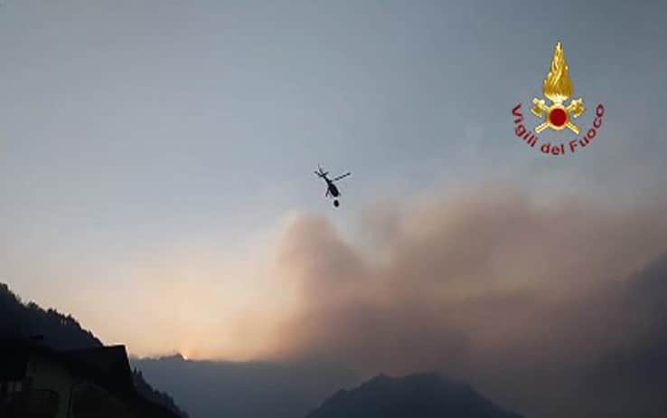 In un fermo immagine tratto da un video diffuso dai Vigili del fuoco, canadair in azione per spegnere un vasto incendio boschivo che in Trentino, in località San Martino-Calva, in una zona impervia, ha distrutto una cinquantina di ettari, 21 marzo 2022. ANSA/ US VIGILI DEL FUOCO +++ NO SALES - EDITORIAL USE ONLY +++