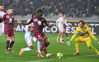 Torino's Yann Karamoh and Cremonese's Marco Carnesecchi in action during the Italian Serie A soccer match Torino FC vs US Cremonese at the Olimpico Grande Torino Stadium in Turin, Italy, 20 february 2023 ANSA/ALESSANDRO DI MARCO