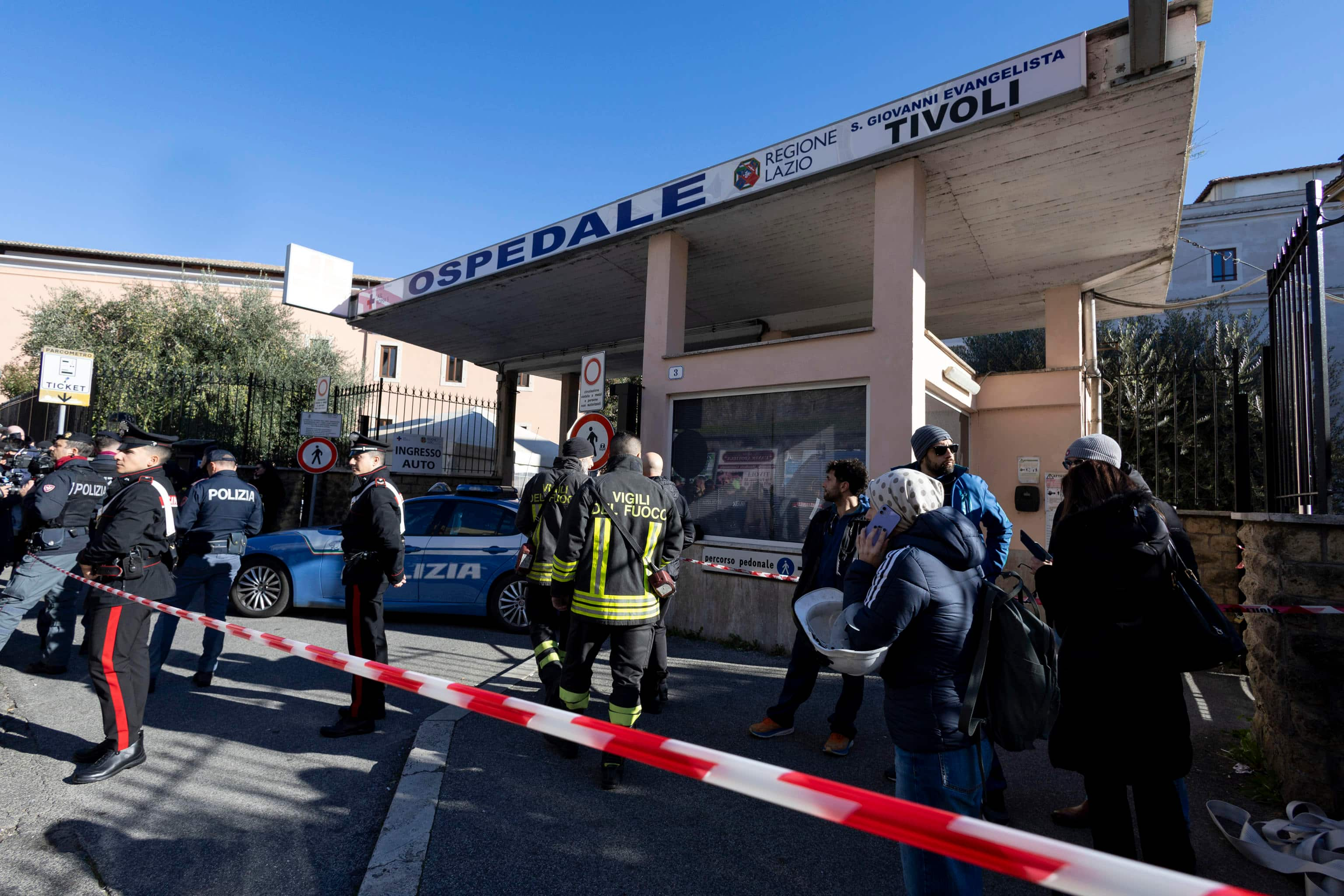 Vigili del fuoco e scientifica all ospedale di Tivoli San Giovanni Evangelista, dove nella notte è divampato l incendio.  Tivoli 9 dicembre 2023
ANSA/MASSIMO PERCOSSI
