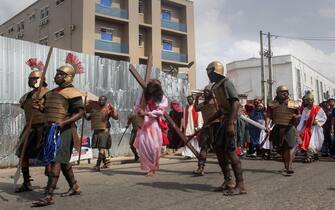 epa12039121 Members of St. Leo Catholic Church take part in the Stations of the Cross procession on Good Friday in Ikeja, Lagos, Nigeria, 18 April 2025. Good Friday is a religious holiday observed by Christians, commemorating the crucifixion of Jesus Christ during Easter Week.  EPA/EMMANUEL ADEGBOYE