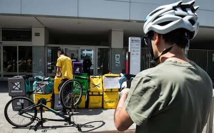 1 Maggio, a Milano il presidio dei rider. FOTO