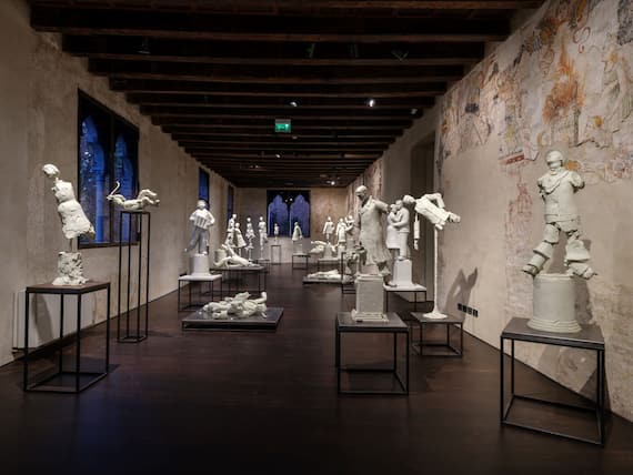 Grisha Bruskin, In bilico (2001-2003), installation view, credit Andrea Avezzù