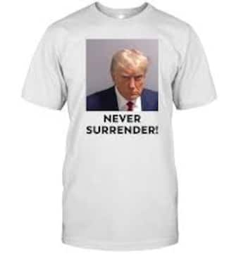 Donald Trump non ha perso tempo: la foto segnaletica che gli è stata scattata alla prigione della contea di Fulton dopo essersi costituito è già diventata una t-shirt venduta dalla sua campagna elettorale per il 2024