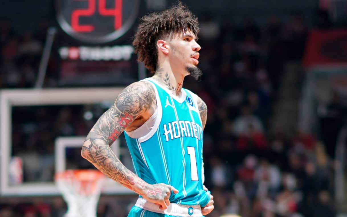 https://static.sky.it/editorialimages/7601cab6298b306bc643ed8362d90465cdfd2c93/skysport/it/nba/2025/11/21/mercato-nba-lamelo-ball-charlotte-hornets/lamelo_ball_getty.jpg?im=Resize,width=1218