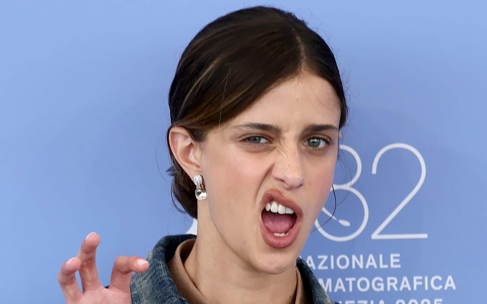 Benedetta Porcaroli posa a Venezia 82 per il photocall di "Il rapimento di Arabella"