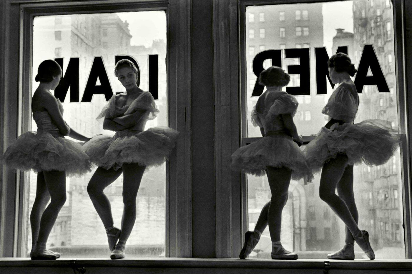 Alfred Eisenstaedt, Ballerine in piedi sul davanzale di una finestra della School of American Ballet di George Balanchine. New York City, 1937 © Alfred Eisenstaedt / The LIFE Picture Collection / Shutterstock