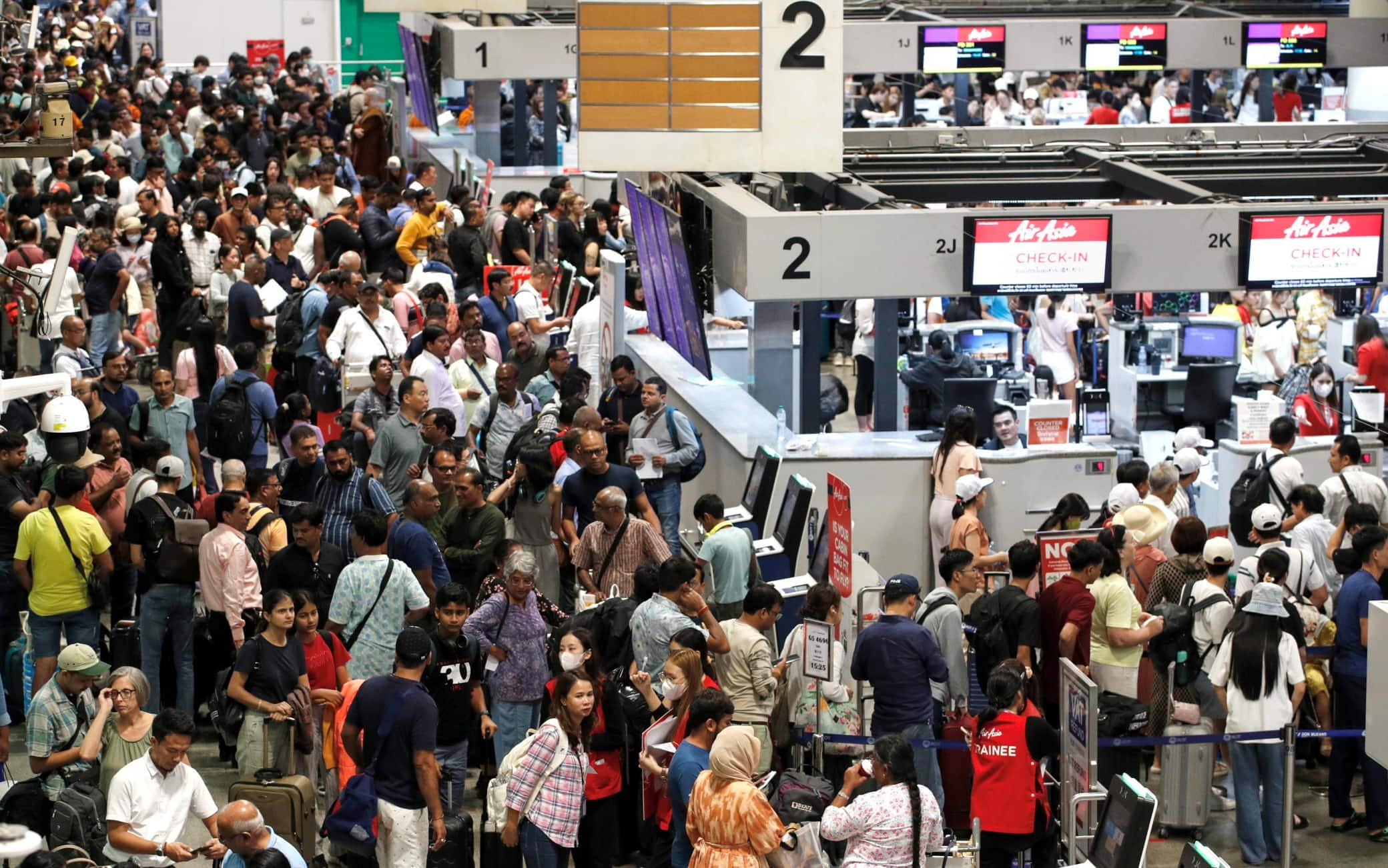 gente in aeroporto