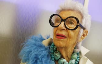 epa11192924 (FILE) - US designer and fashion icon Iris Apfel (C) attends the presentation of Atelier Swarovski's Fall-Winter 2016 collection in San Juan, Puerto Rico, 20 October 2016 (reissued 02 March 2024). Fashion icon and designer Iris Apfel died on 01 March 2024 at the age of 102, according to a post on her verified social media account.  EPA/THAIS LLORCA *** Local Caption *** 53080064