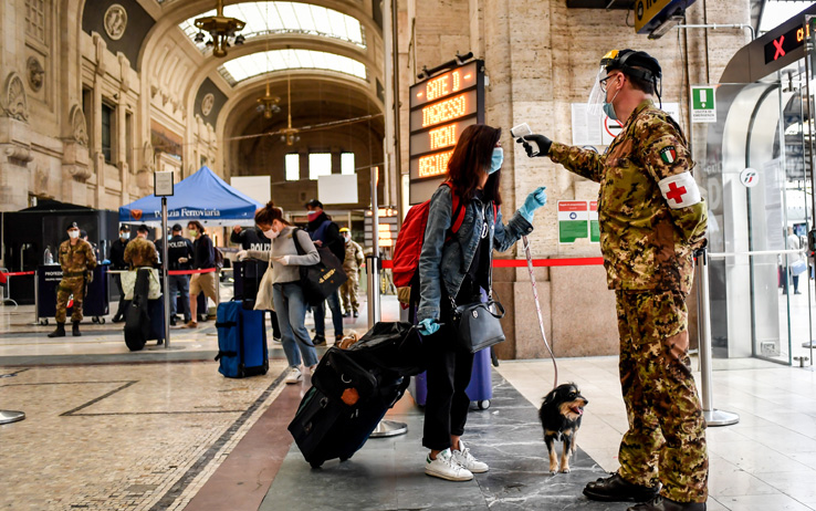 Partenza del treno per Napoli in Stazione Centrale, nel primo gi