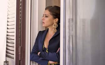 Storia della mia famiglia. Vanessa Scalera as Lucia in episode 102 of Storia della mia famiglia. Cr. Claudia Sicuranza/Netflix © 2025