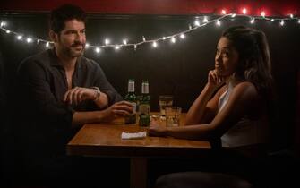 Players. (L-R) Tom Ellis as Nick and Gina Rodriguez as Mack in Players. Cr. K.C. Bailey/Netflix ©2023.