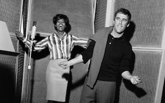 Burt Bacharach and Dionne Warwick recording a song at the Pye studios in London. Dionne sings and Burt directs and dances to the tune, 29th November 1964. (Photo by Bela Zola/Mirrorpix/Getty Images)