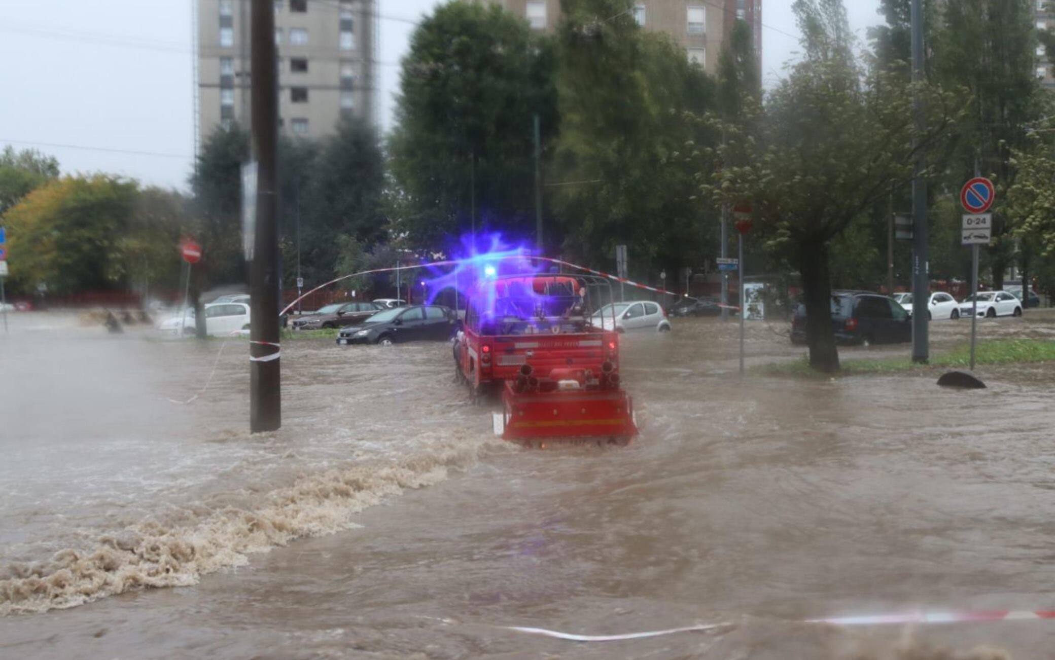 Maltempo, Nubifragio Su Milano. Esonda Il Seveso: Strade Allagate E ...