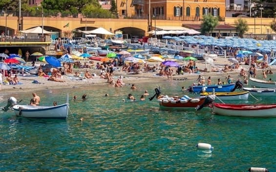 Estate, i comuni italiani contro l’overtourism: ordinanze e divieti anti maleducati Estate, i comuni italiani contro l’overtourism: ordinanze e divieti anti maleducati
