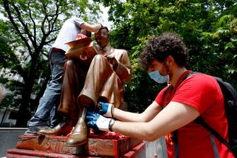 Statua Montanelli imbrattata volontari Retake la ripuliscono