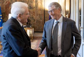 epa11089657 A handout photo made available by the Quirinal Presidential Palace (Palazzo del Quirinale) Press Office shows Italian President Sergio Mattarella (L) and US businessman Bill Gates (R) shaking hands during a meeting in Rome, Italy, 19 January 2024.  EPA/PAOLO GIANDOTTI/QUIRINAL PALACE PRESS OFFICE HANDOUT  HANDOUT EDITORIAL USE ONLY/NO SALES HANDOUT EDITORIAL USE ONLY/NO SALES