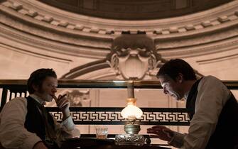 Tom Holland e Benedict Cumberbatch durante una scena del film Edison