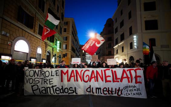 Manganellate a Pisa, mobilitazione degli studenti a Roma. FOTO