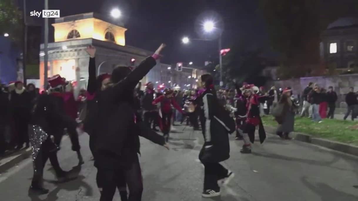 Non Una Di Meno, corteo occupa cantiere Villaggio Olimpico