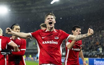 epa11848167 David Moller Wolfe of AZ Alkmaar celebrates the 1-0 goal during the UEFA Europa League soccer match between AZ Alkmaar and AS Roma, in Alkmaar, the Netherlands, 23 January 2025.  EPA/KOEN VAN WEEL