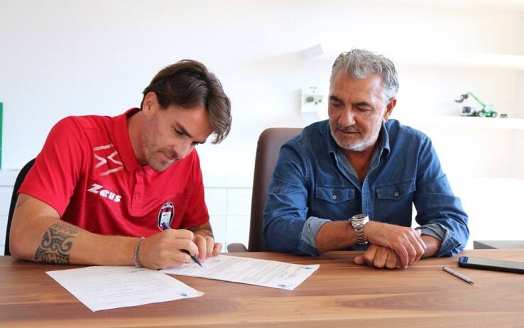 Luca Cigarini firma il suo nuovo contratto con il Crotone