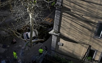 Una veduta dall'alto della voragine che nel quartiere Vomero a Napoli ha inghiottito due auto. 21  Febbraio 2024.
ANSA CIRO FUSCO