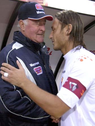 20040925-BOLOGNA-SPR:CALCIO:BOLOGNA-ROMA.Il capitano della Roma Francesco Totti saluta l'allenatore del Bologna  Carlo Mazzone questa sera allo stadio 'Dall'Ara' di Bologna.NUCCI/BENVENUTI/ANSA