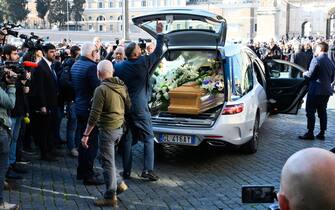 Roma, Funerali Eleonora Giorgi. Nella Foto L’arrivo del Feretro