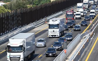 La nuova terza corsia sull'autostrada del Sole A/1 nel tratto fra i caselli di Firenze Sud e Incisa, aperta stamani al traffico , e già transitata dai veicoli,  Il nuovo tratto è diventato percorribile per la prima volta dalle 6. Si tratta di un nuovo tracciato che si estende per 5 km di lunghezza con piattaforma complessiva di 15 metri di larghezza, 30 Luglio 2021. ANSA/CLAUDIO GIOVANNINI