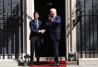 epa10737206 British Prime Minister Rishi Sunak (L) welcomes US President Joe Biden (R) to 10 Downing Street in London, Britain, 10 July 2023. US President Biden is holding talks with Sunak and King Charles before heading on to the NATO summit in Lithuania.  EPA/ANDY RAIN