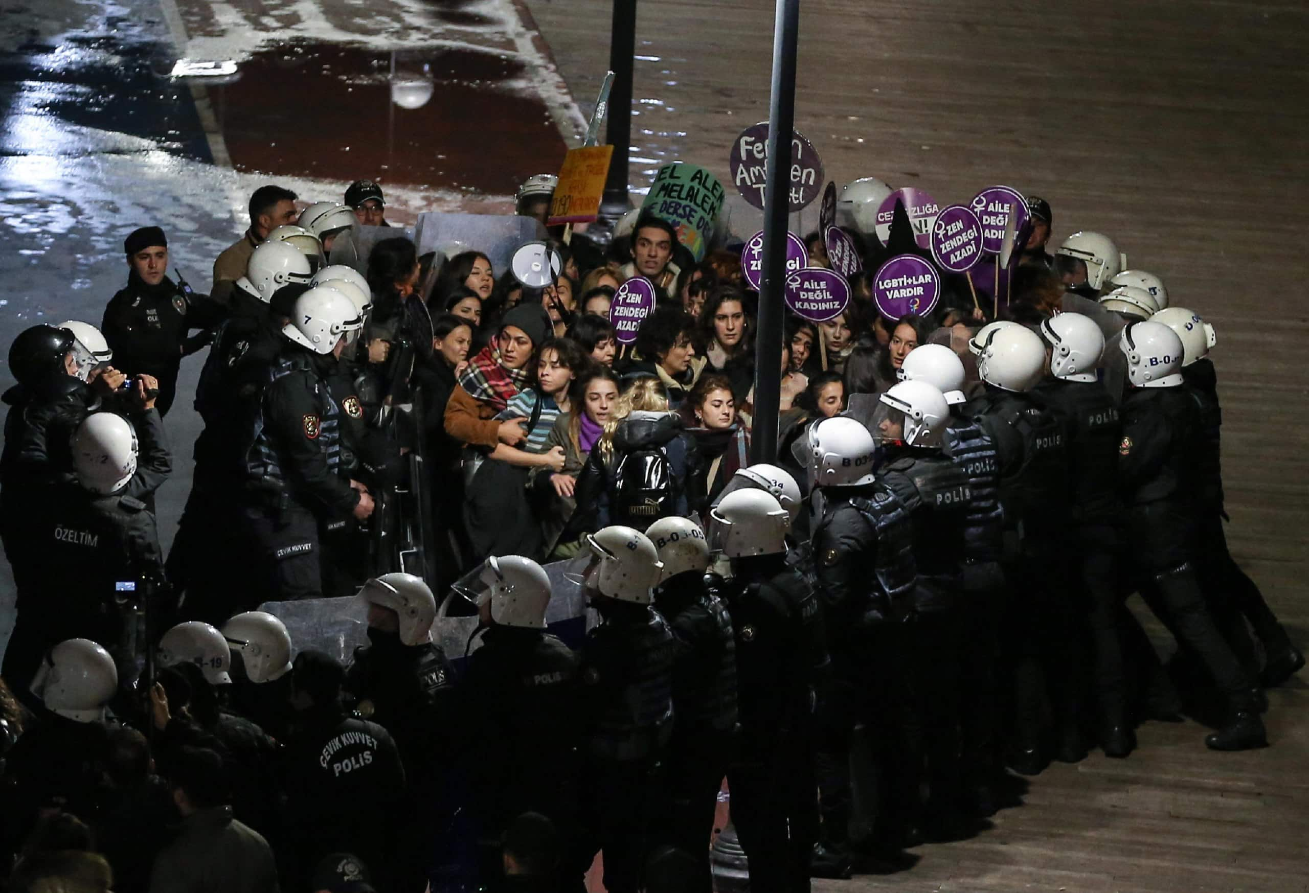 Protesta donne a Istanbul