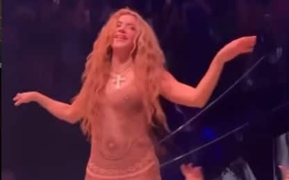 Shakira smette di ballare perché un fan la filma sotto la gonna