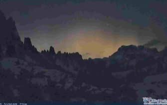 L'aurora boreale ripresa ieri dalle webcam sul Piemonte e Nord Italia, 06 novembre 2023.  ANSA/WEBCAM WEB +++ATTENZIONE LA FOTO NON PUO' ESSERE PUBBLICATA O RIPRODOTTA SENZA L'AUTORIZZAZIONE DELLA FONTE DI ORIGINE CUI SI RINVIA+++ +++NO SALES; NO ARCHIVE; EDITORIAL USE ONLY+++NPK+++