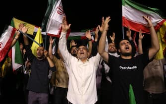 Festeggiamenti a Teheran TEHRAN, IRAN - JUNE 14: Iranians gather in Tehran's Enghelab Square to watch and celebrate the country's ballistic missile retaliation against Israel, following Israeli strikes on June 14, 2025. People waved Iranian, Palestinian, and Hezbollah flags and chanted slogans while thanking military officials during the large-scale rally. (Photo by Fatemeh Bahrami/Anadolu via Getty Images)