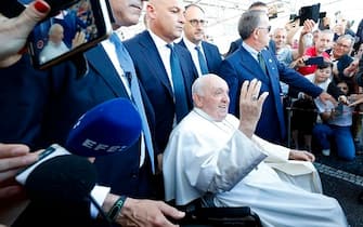 Papa Francesco lascia il Gemelli, Roma 16 giugno 2023. 

Pope Francis leaves the Gemelli Polyclinic in Rome, Italy, June 16, 2023ANSA/FABIO FRUSTACI.