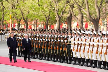 epa10572004 Chinese President Xi Jinping (L) and Brazil's President Luiz Inacio Lula da Silva review a guard of honor during a welcome ceremony at the Great Hall of the People in Beijing, China, 14 April 2023.  EPA/KEN ISHII / POOL
